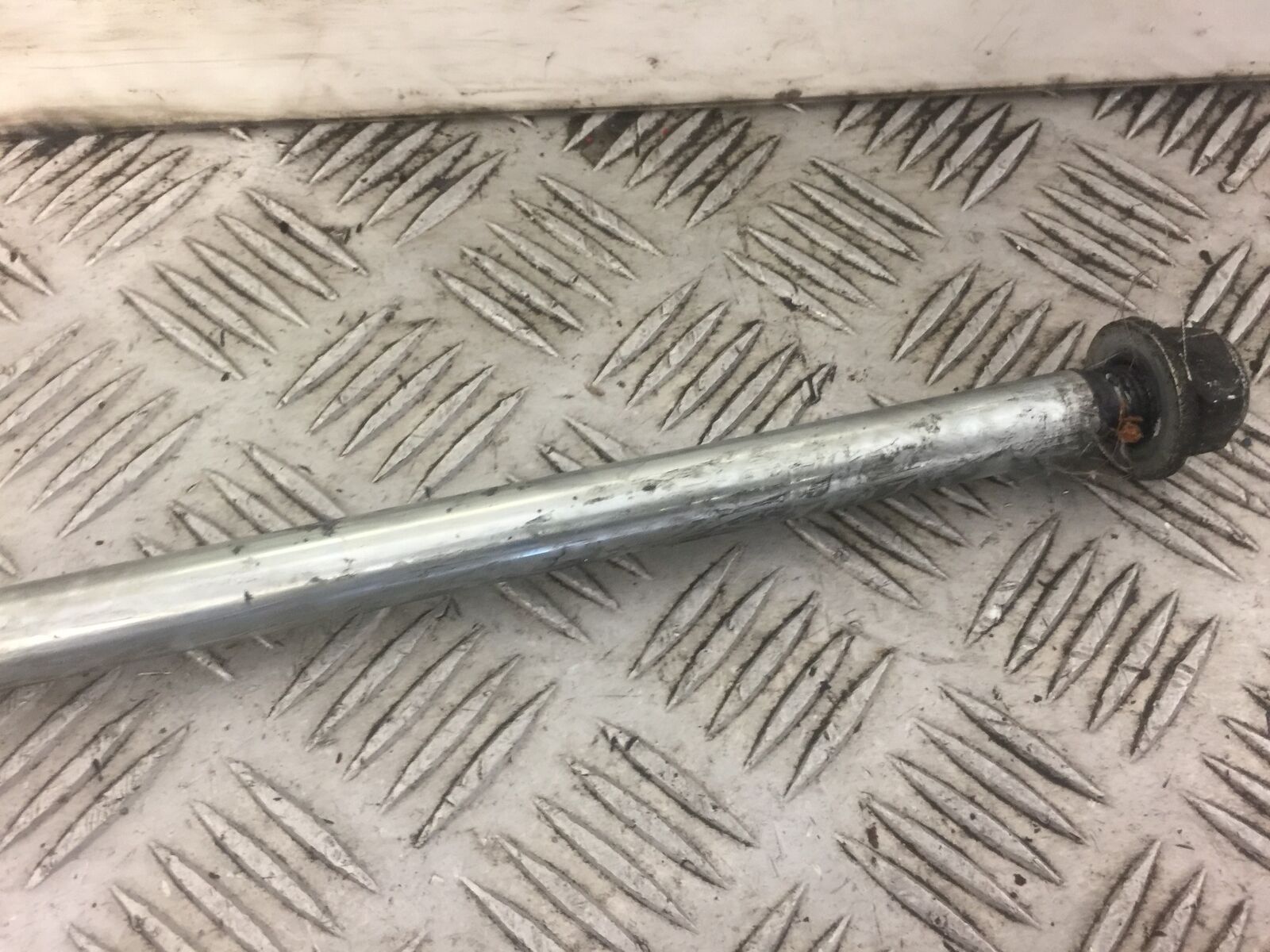 YAMAHA FJ1200 FJ 1200 3XW SWINGARM SPINDLE YEAR 1991 (STOCK 482)