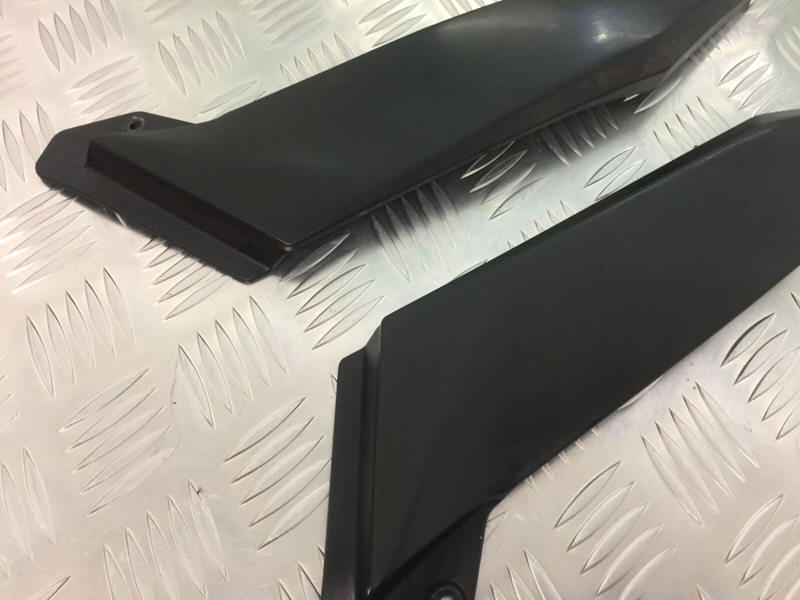 YAMAHA YZF R1 5PW LEFT AND RIGHT TANK INFILL PANELS   YEAR 2002-2003 (STOCK 929)