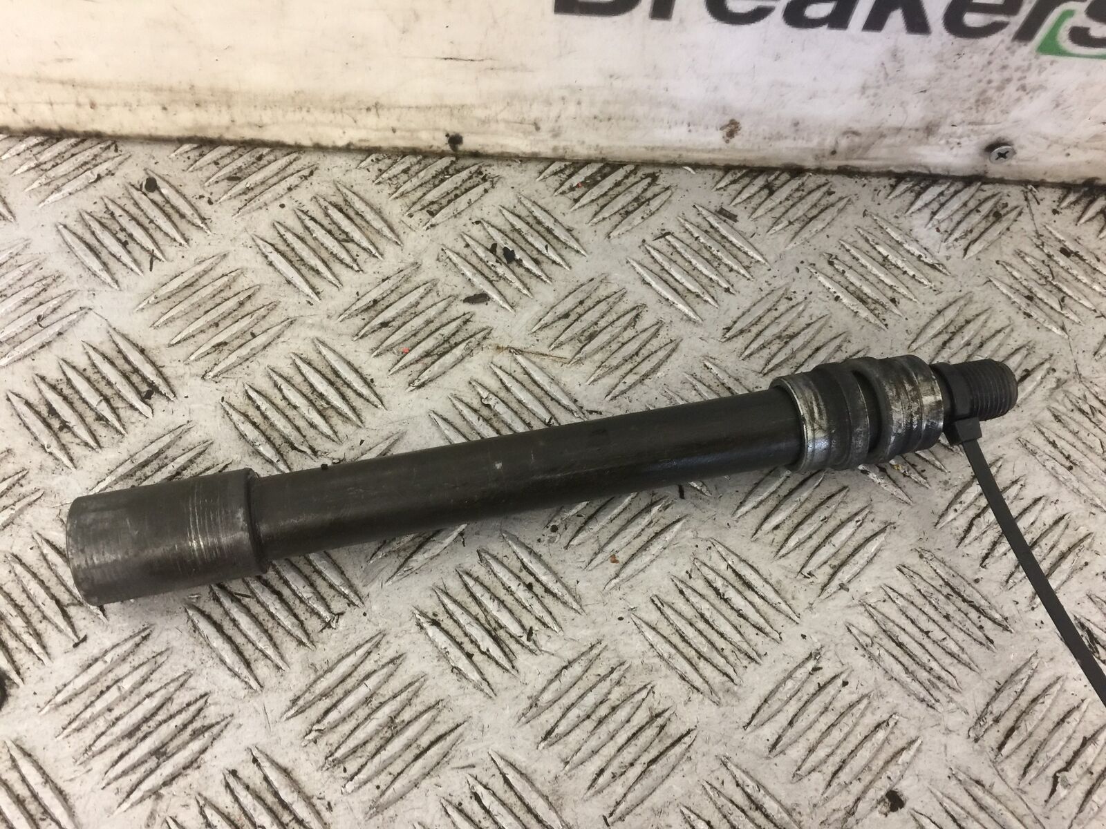 YAMAHA FZS1000 FAZER 1000 FZ1 FRONT WHEEL SPINDLE   YEAR 2000-05 (STOCK 714)