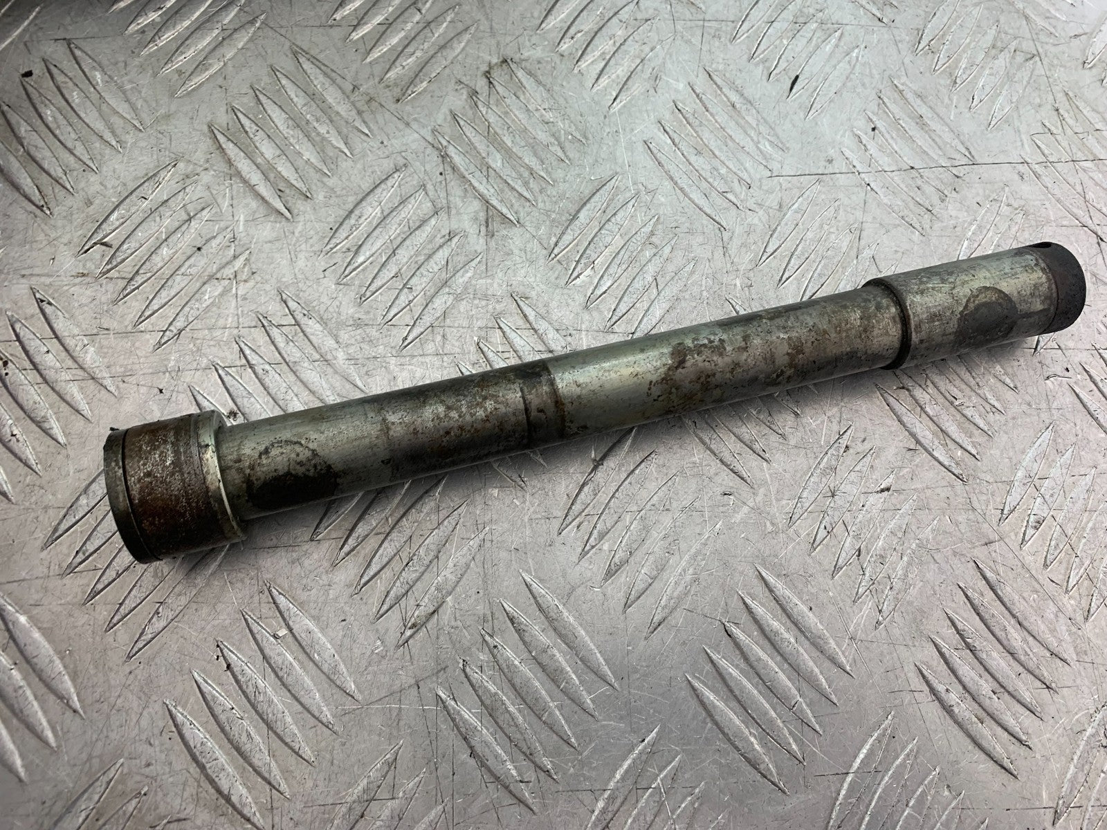 TRIUMPH TROPHY 900 FRONT WHEEL SPINDLE  YEAR 1991-95 (CMB1251)