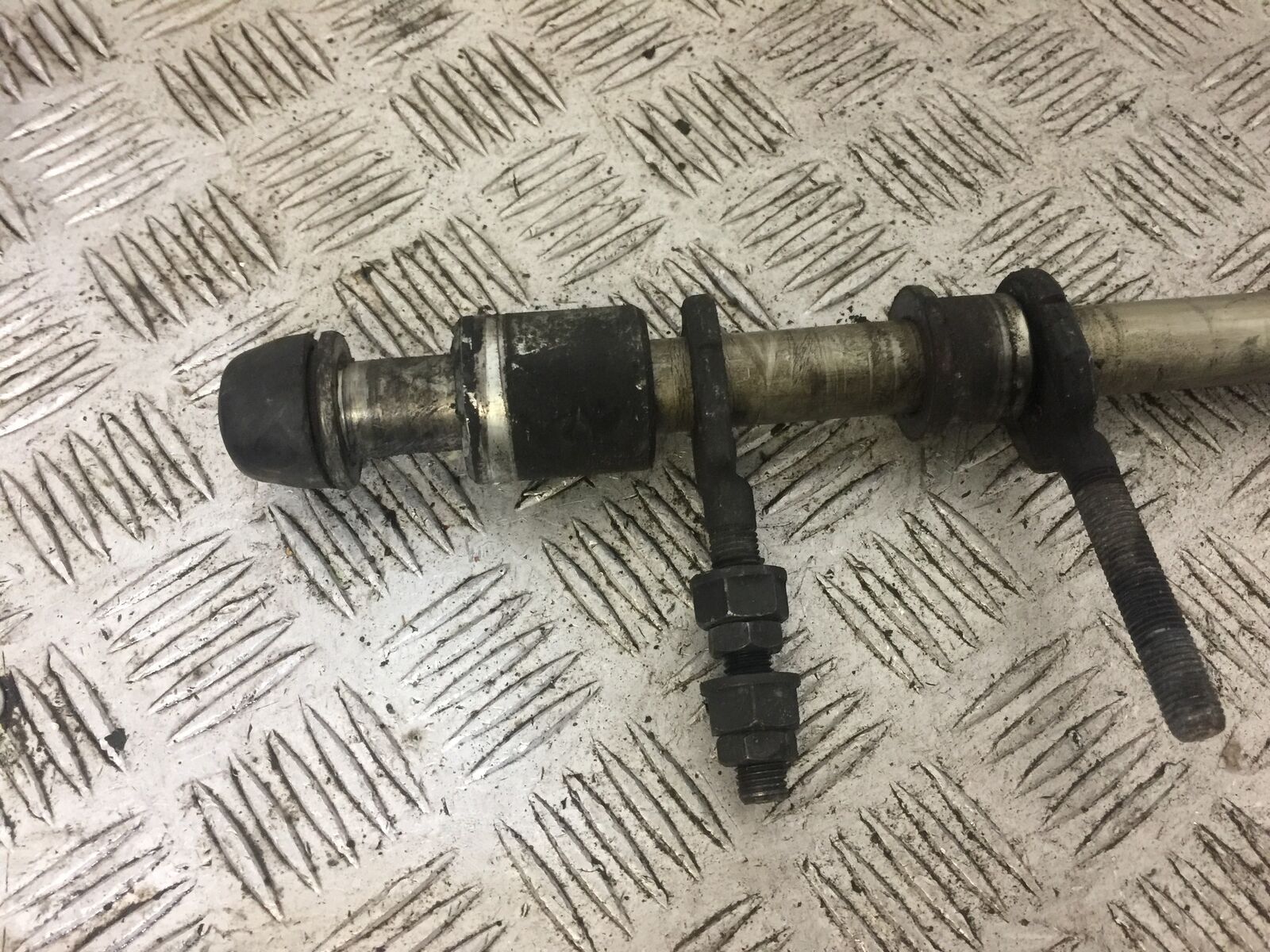 KAWASAKI VN900 CLASSIC REAR WHEEL SPINDLE  YEAR 2006-2015 (STOCK 706)
