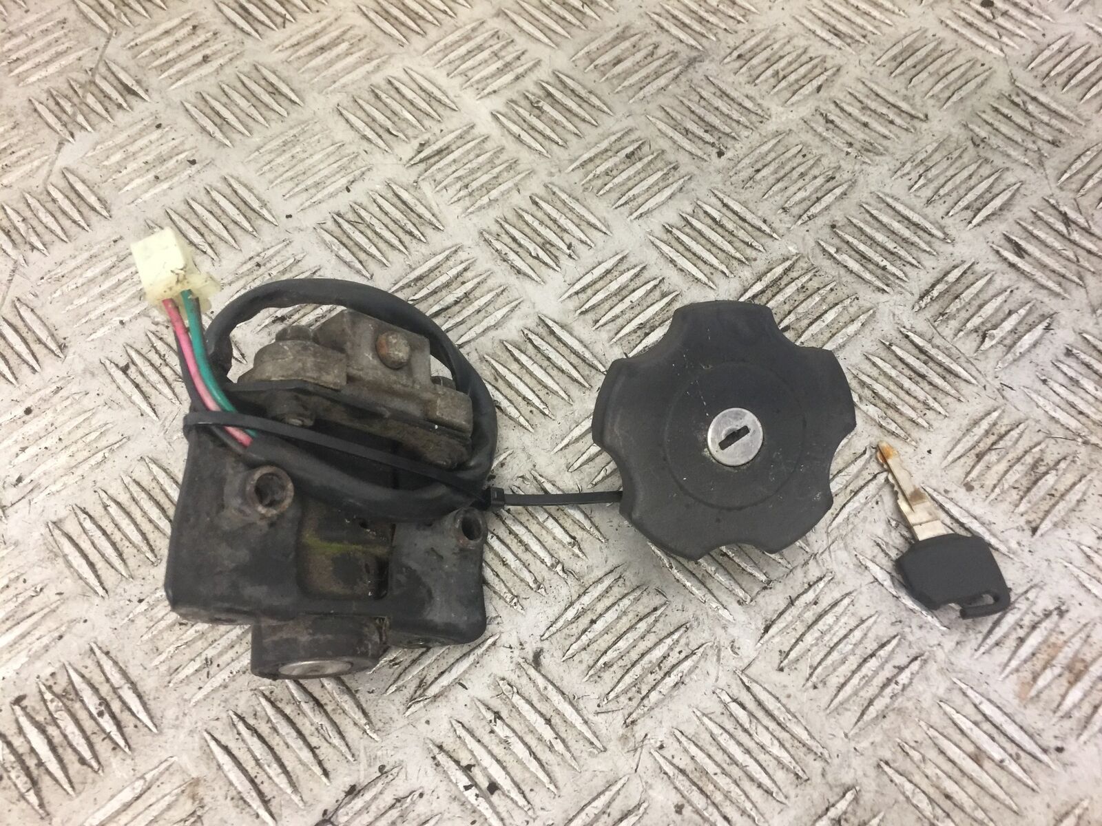 SINNIS APACHE 125 SM IGNITION SWITCH AND PETROL CAP YEAR 2012 (STOCK 570)