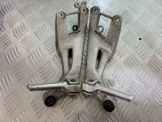 HONDA CBR1100 BLACKBIRD REAR HANGERS AND PEGS YEAR 1996-1998 (CMB1017)