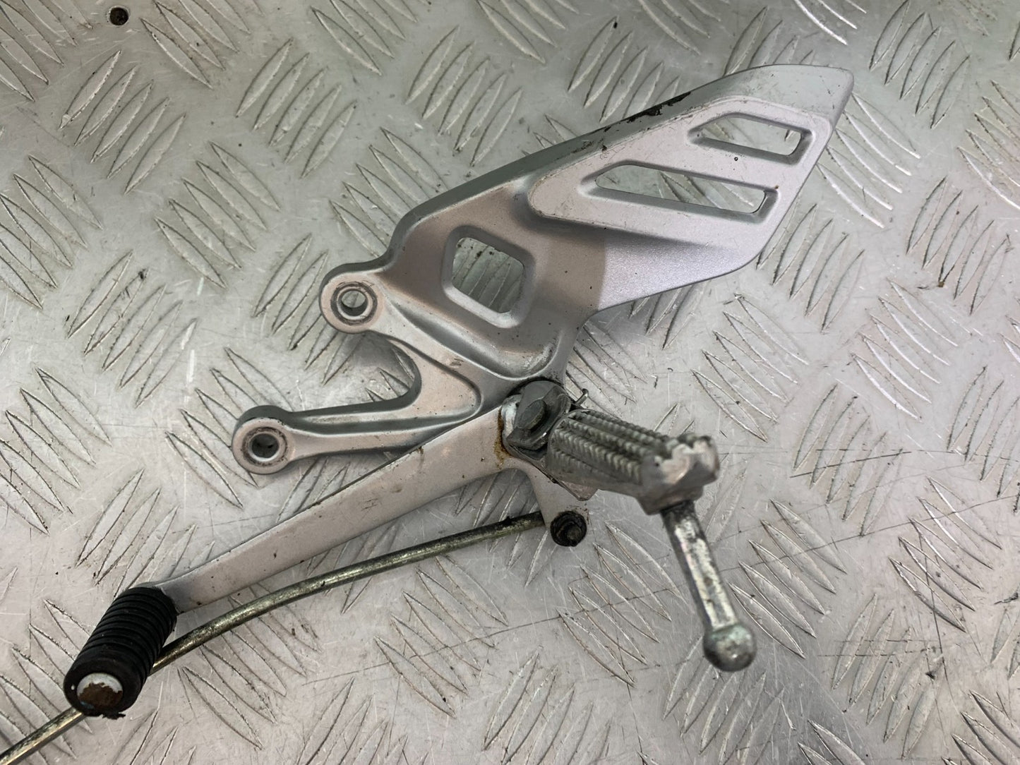 YAMAHA YZF-R125 YZF 125 FRONT LEFT HANGER  YEAR 2019-2022 (CMB1263)