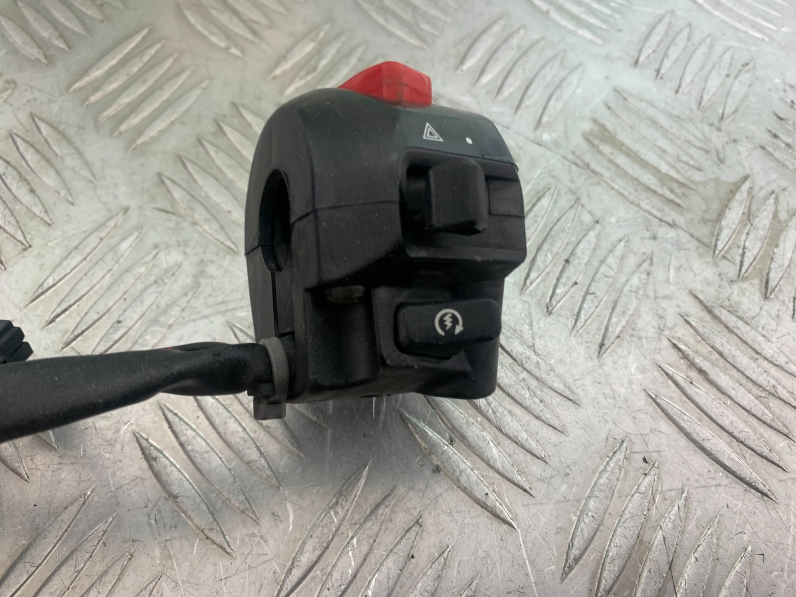 SUZUKI GSF600 GSF 600 BANDIT RIGHT SWITCH GEAR  YEAR 2001-2003 (CMB1157)