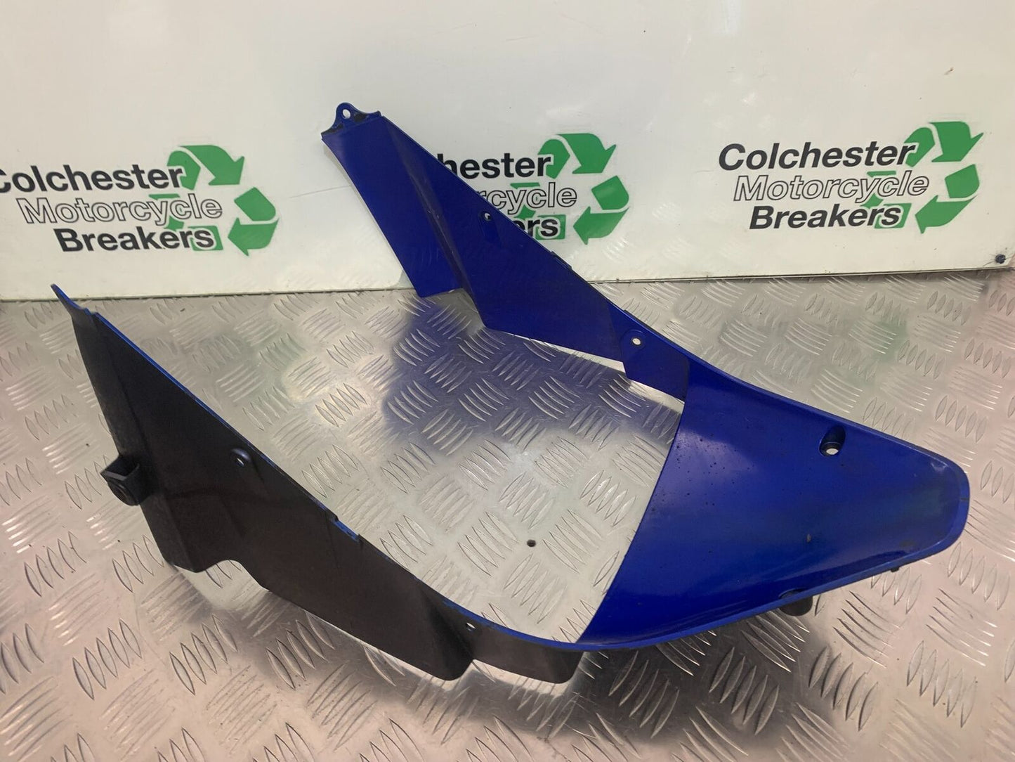 HONDA CBR1100 BLACKBIRD FAIRING V-PIECE   YEAR 1999-05 (STOCK 961)