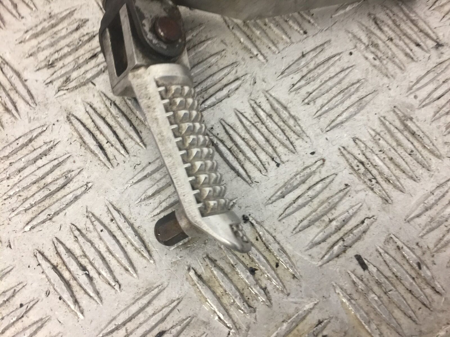 SUZUKI GSXR1000 K1 K2 FRONT LEFT PEG   YEAR 2001 (STOCK NO 644)