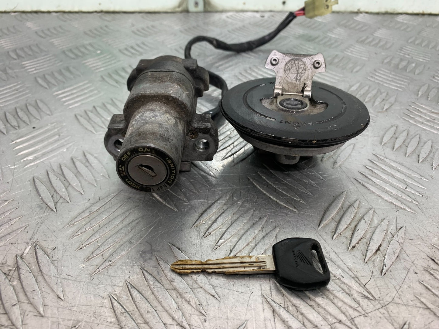 HONDA CB600 CB 600 HORNET IGNITION AND PETROL CAP   YEAR 1998-2002 (CMB1297)
