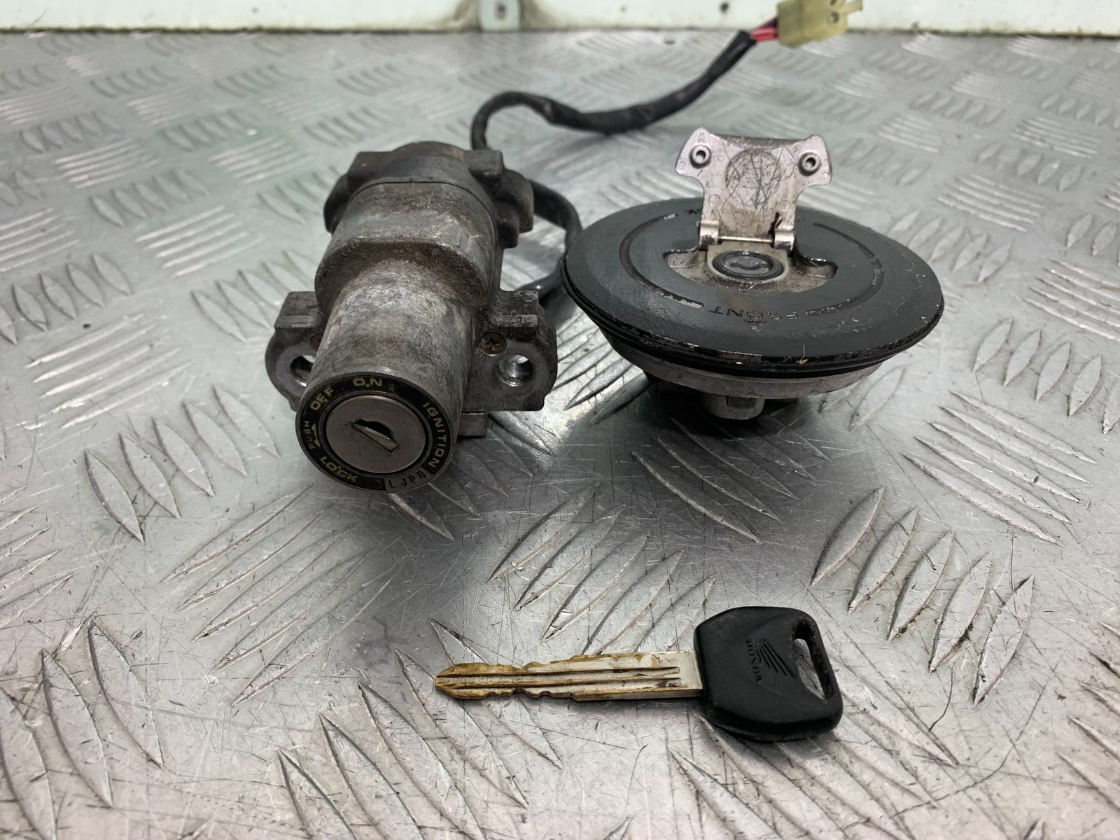 HONDA CB600 CB 600 HORNET IGNITION AND PETROL CAP   YEAR 1998-2002 (CMB1297)