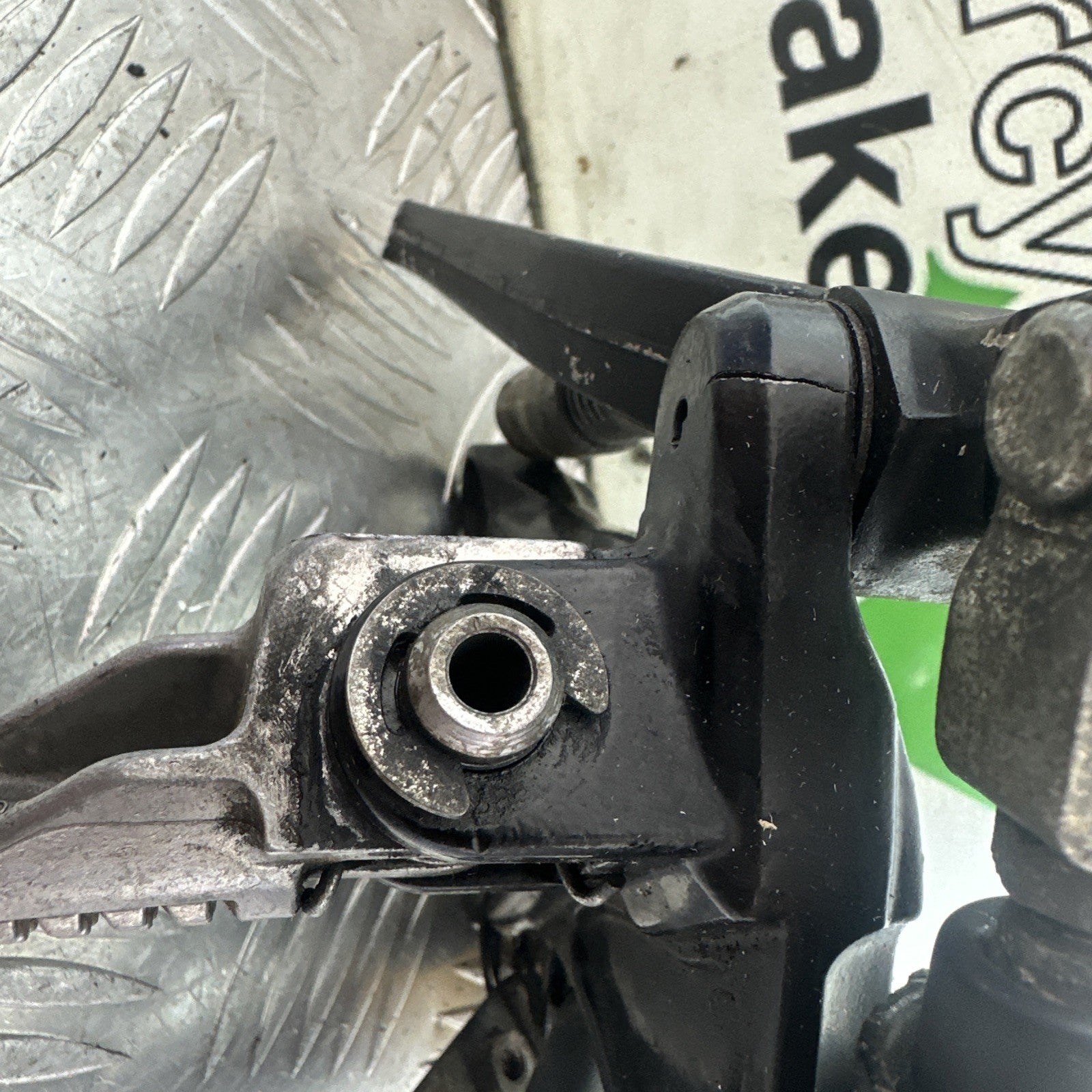 KAWASAKI ZX6R ZX6 R P7F P8F FRONT RIGHT HANGER  YEAR 2007-08 (CMB1165)