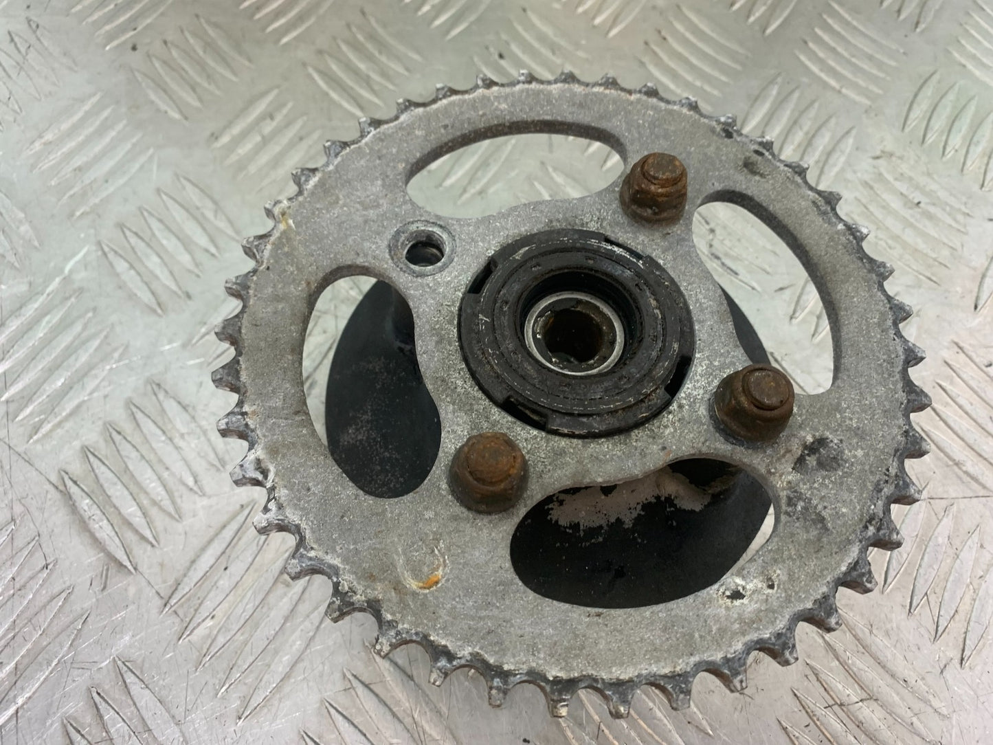 SINNIS HOODLUM 125 SPROCKET CARRIER   YEAR 2021-2025 (CMB1196)