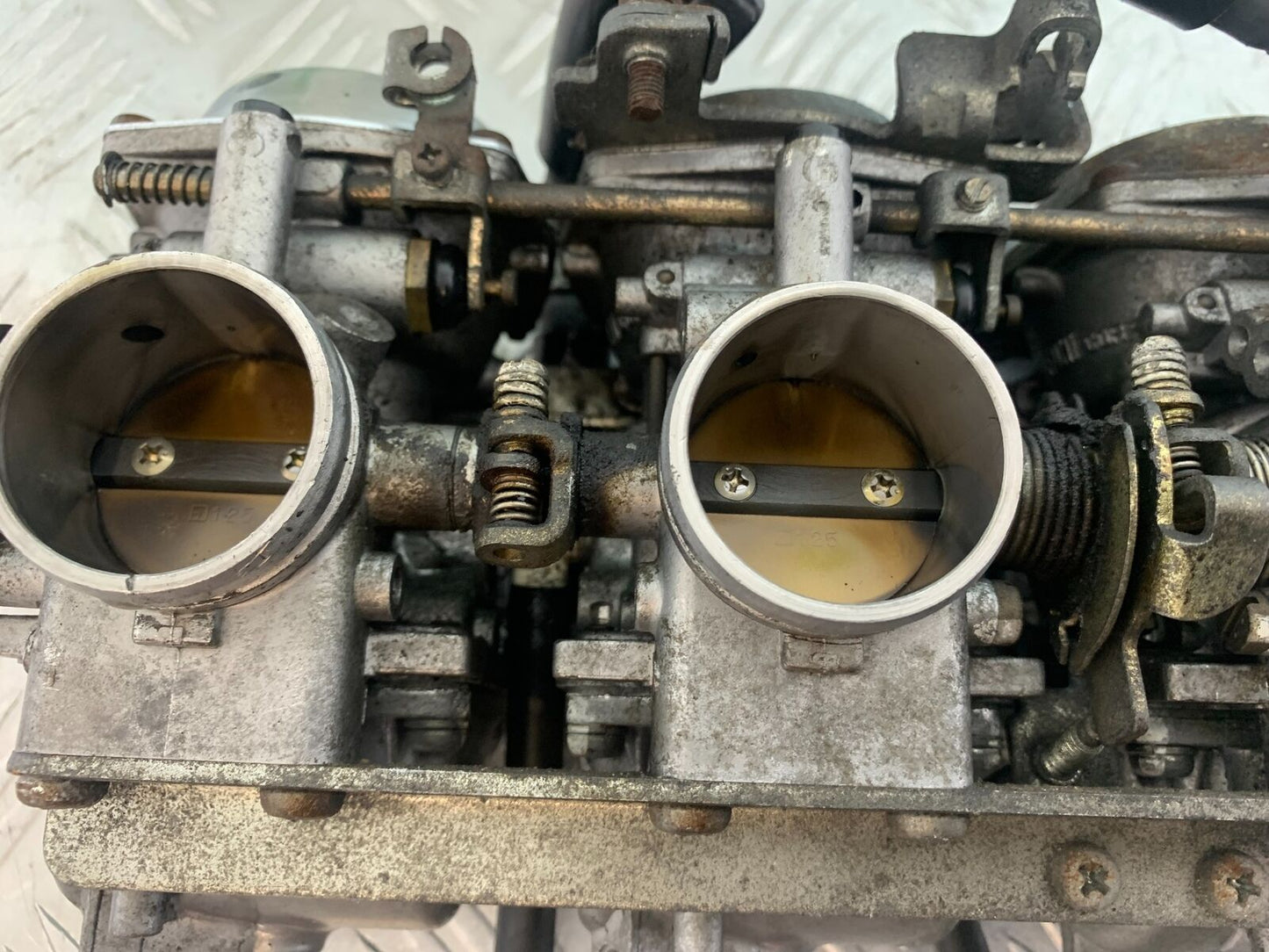 YAMAHA XJR1300 XJR 1300 CARBS  YEAR 1999-2003 (CMB1119)