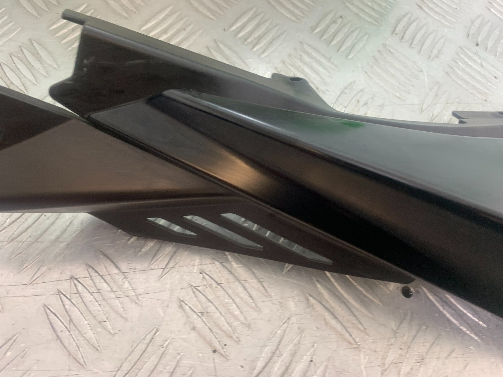 APRILIA SL750 SL 750 SHIVER LEFT SEAT PANEL   YEAR 2008-2016 (CMB1242)