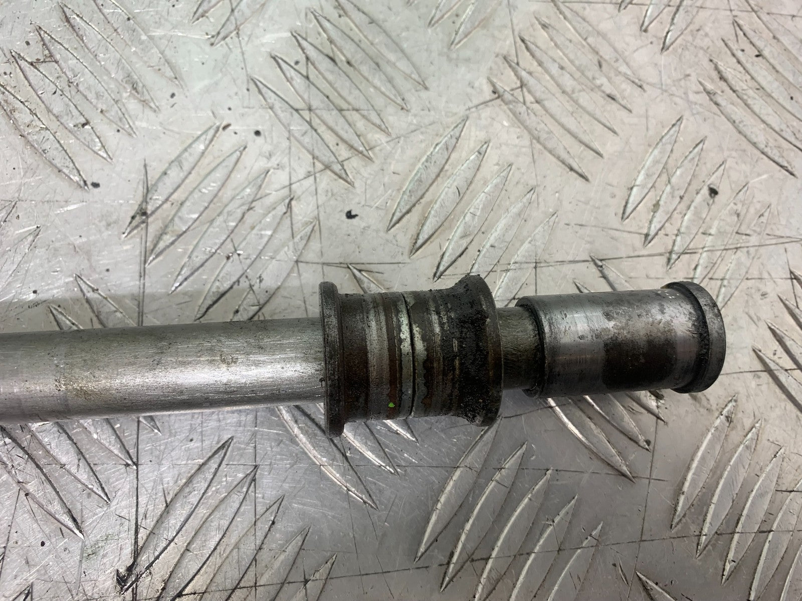 KAWASAKI ZX9R ZX9 C FRONT WHEEL SPINDLE YEAR 1998-99 (CMB1213)