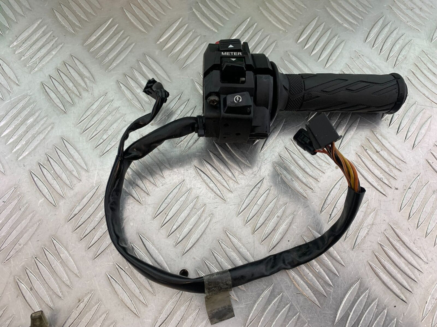 SUZUKI GSXR1000 GSXR 1000 RIGHT SWITCH GEAR 2009-2016 (CMB1049)