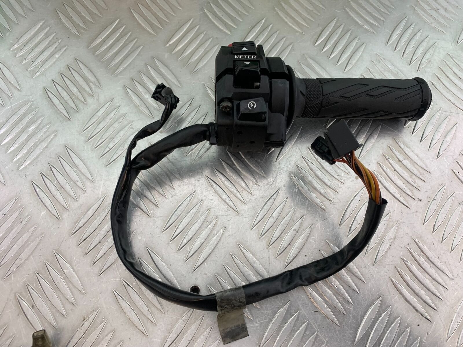 SUZUKI GSXR1000 GSXR 1000 RIGHT SWITCH GEAR 2009-2016 (CMB1049)