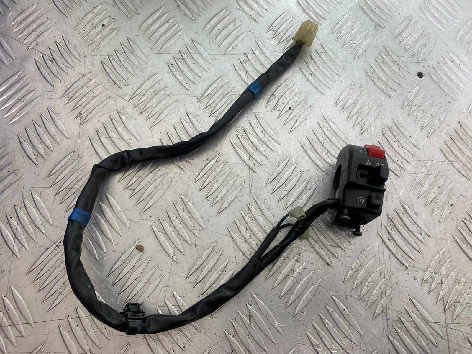 YAMAHA YZF R7 RIGHT SWITCH GEAR  YEAR 2022-2025 (CMB1255)