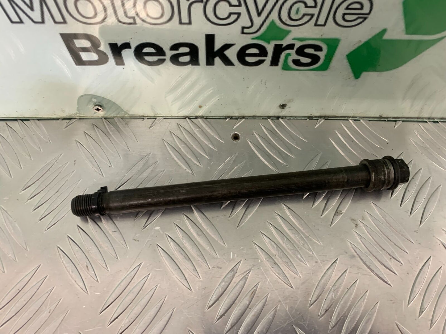 YAMAHA FZS600 FAZER 600 FRONT WHEEL SPINDLE  YEAR 1998-2001 (STOCK 958)