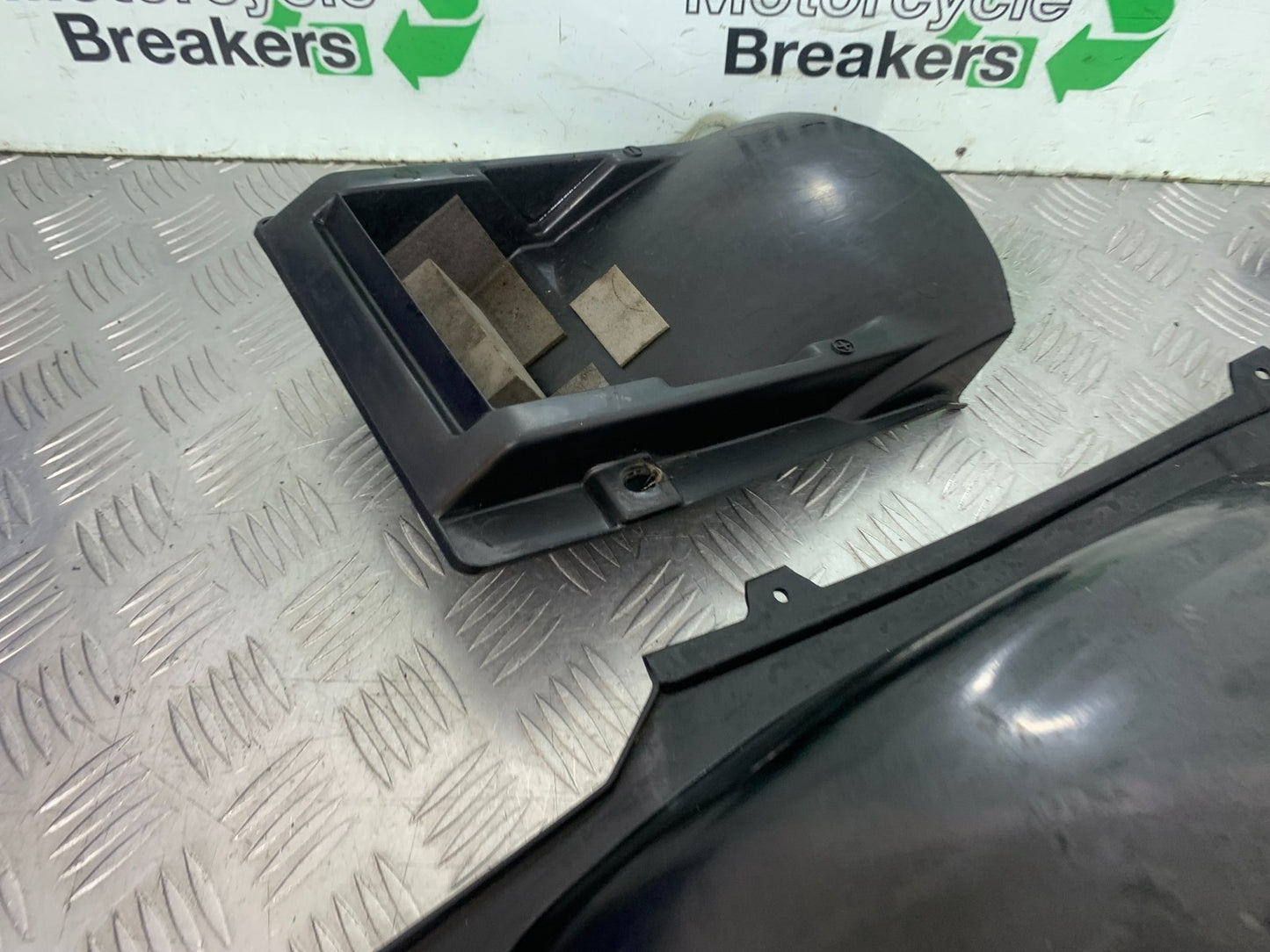 SUZUKI GSF600 GSF 600 BANDIT UNDERTRAY &  REAR LIGHT    2000-2004 (CMB1269)