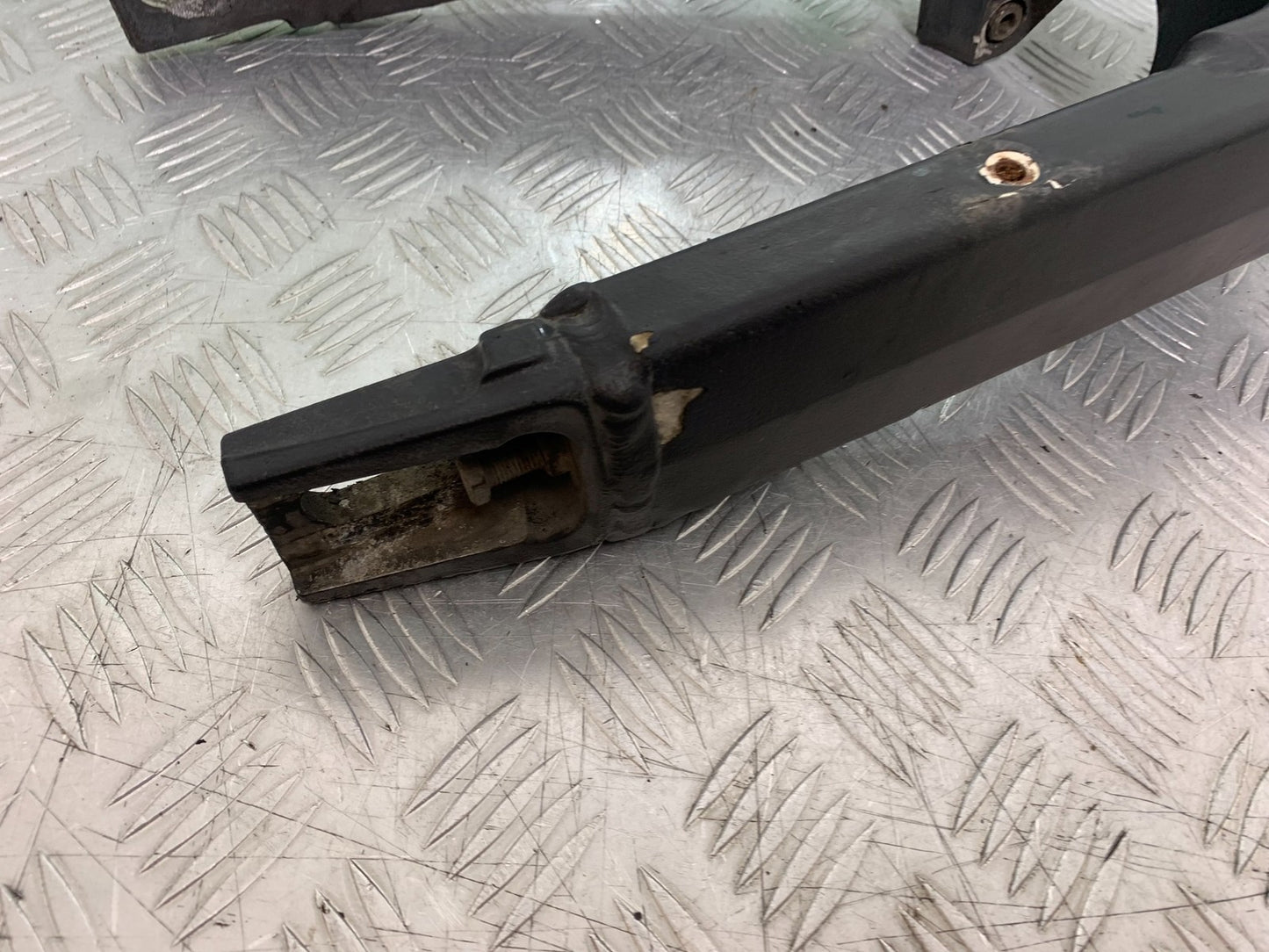 TRIUMPH 955i DAYTONA SWINGARM   YEAR 2002-2006 (CMB1229)