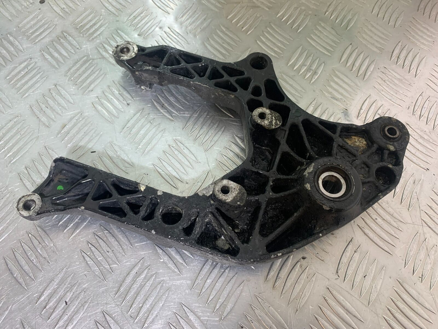 SUZUKI AN 200 UN 200 BURGMAN EXHAUST BRACKET  YEAR 2007-09 (CMB1128)