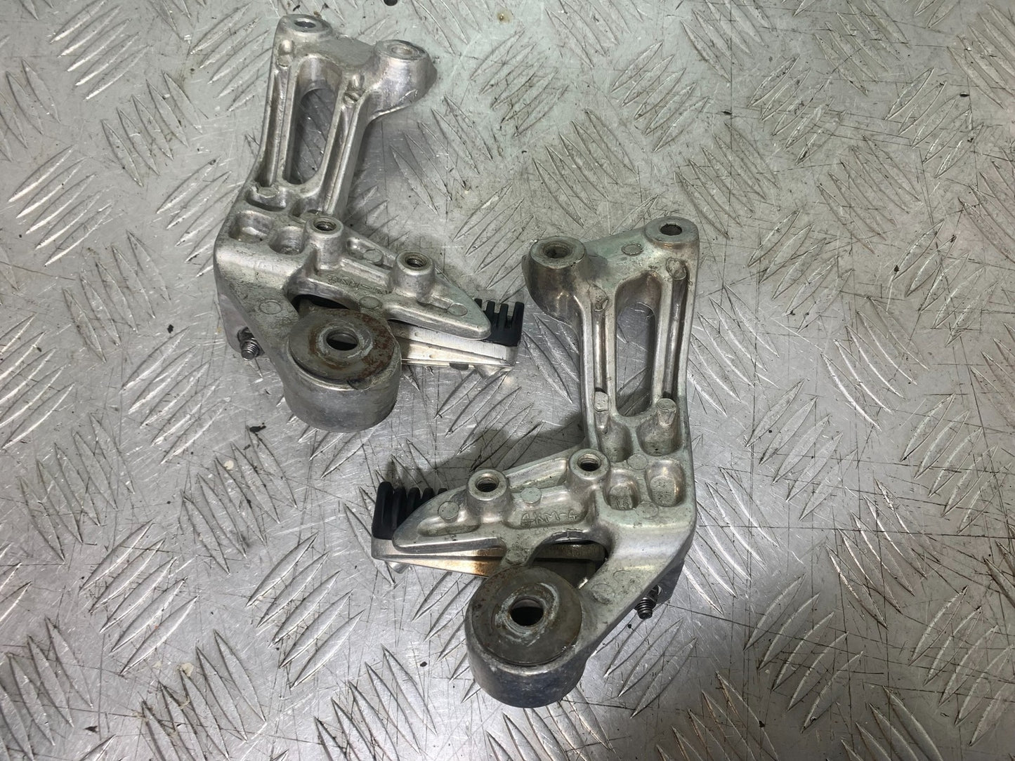 YAMAHA XJ900 XJ 900 DIVERSION REAR HANGERS AND PEGS  YEAR 1994-2002 (CMB1292)