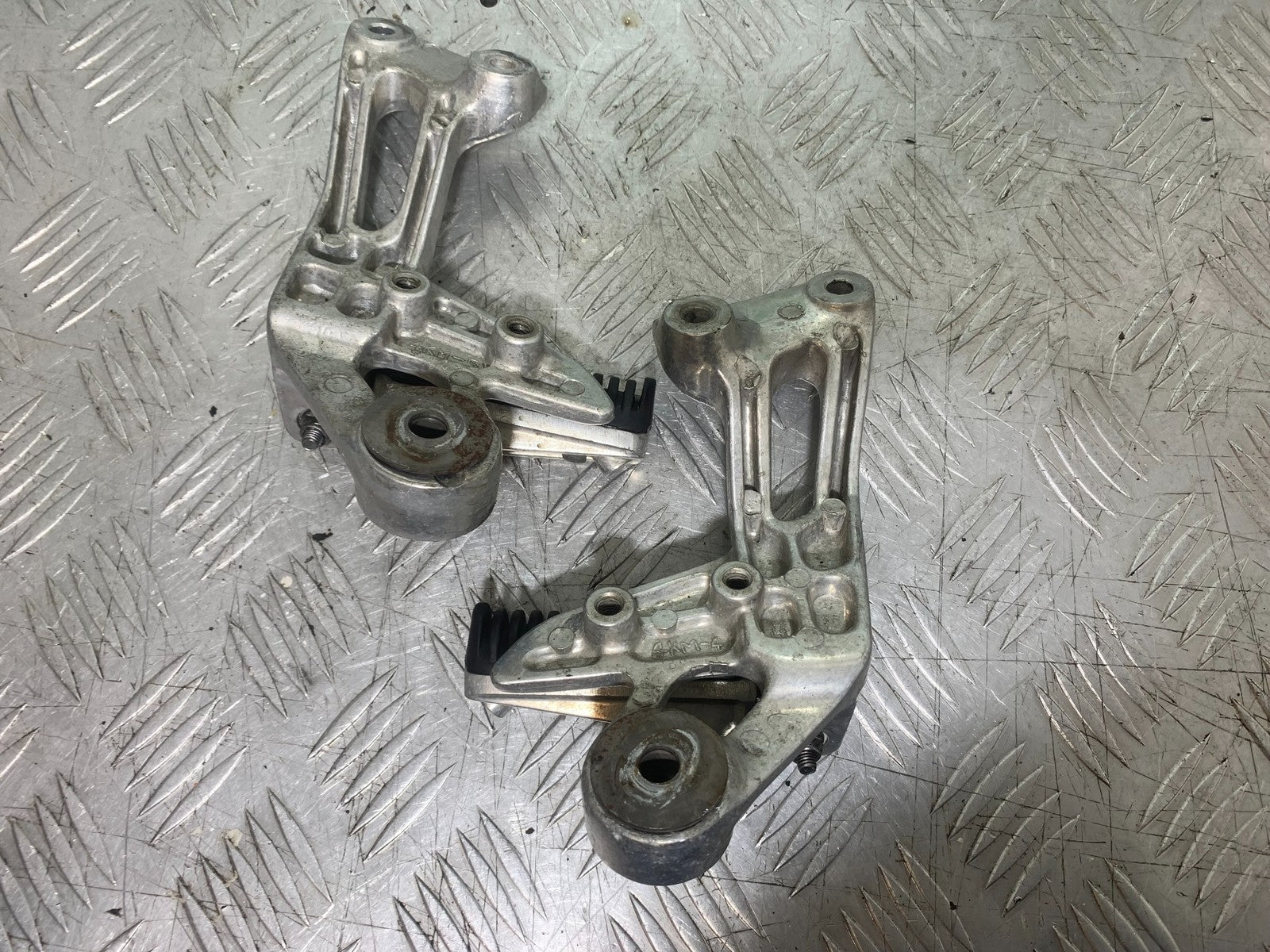 YAMAHA XJ900 XJ 900 DIVERSION REAR HANGERS AND PEGS  YEAR 1994-2002 (CMB1292)