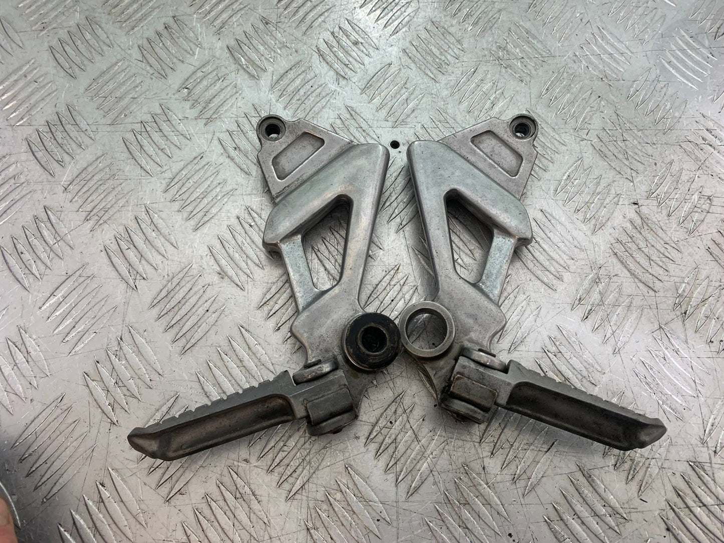 KAWASAKI ZZR1100 D REAR HANGERS AND PEGS   YEAR 1993-2001 (CMB1289)