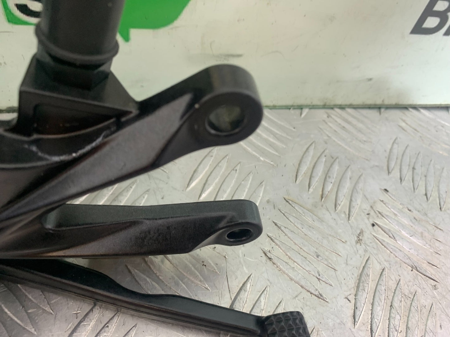 KAWASAKI ZX10R ZX10 R FRONT RIGHT HANGER   2008-2010 (CMB1206)