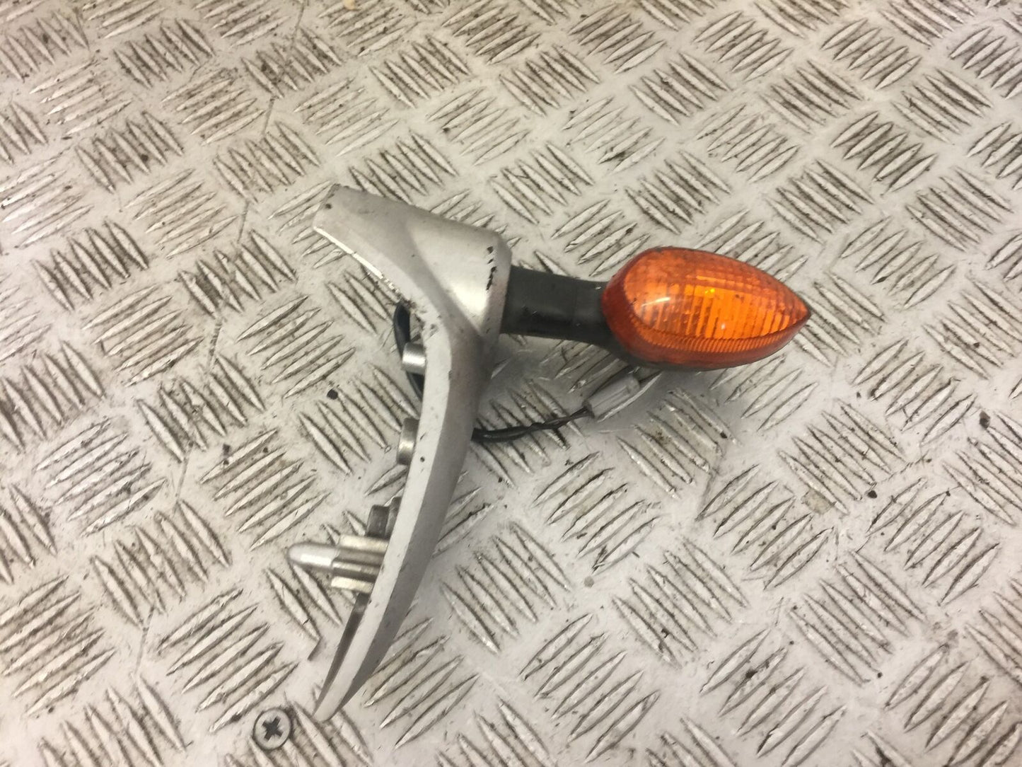 YAMAHA FZ6 LEFT INDICATOR AND BRACKET  YEAR 2005  (STOCK 589)