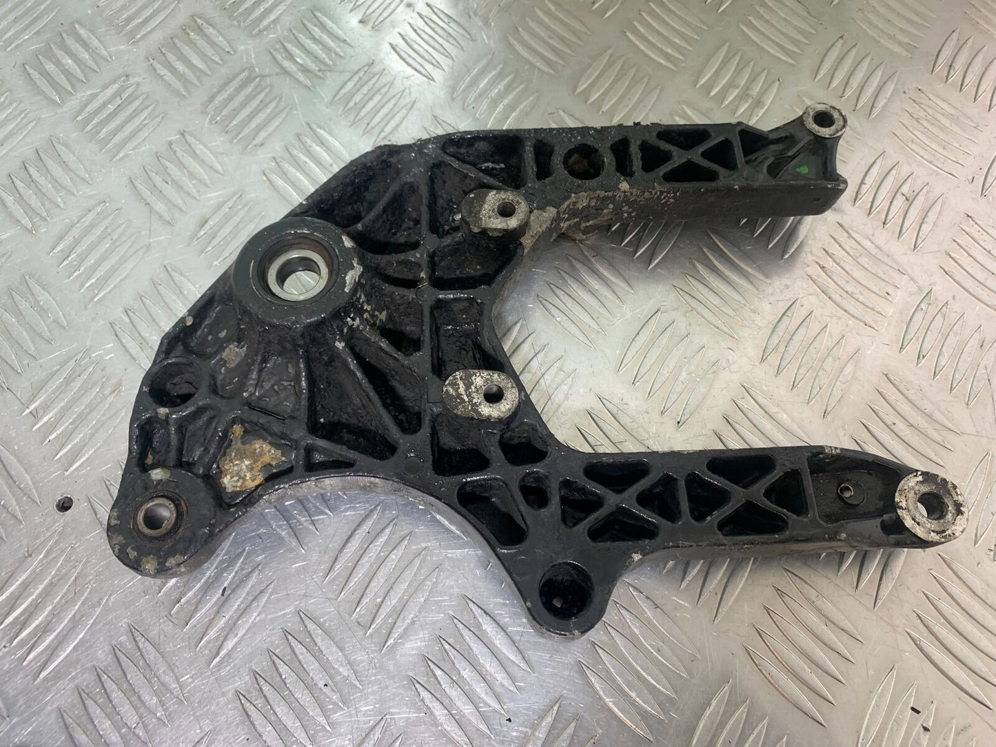 SUZUKI AN 200 UN 200 BURGMAN EXHAUST BRACKET  YEAR 2007-09 (CMB1128)