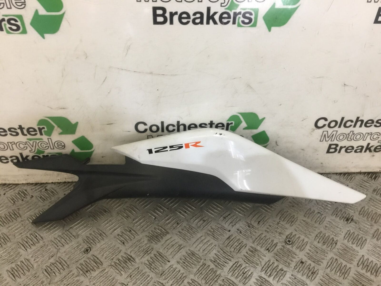 HONDA CBR125 CBR 125 RIGHT SEAT PANEL YEAR 2011-2017 (STOCK 732)