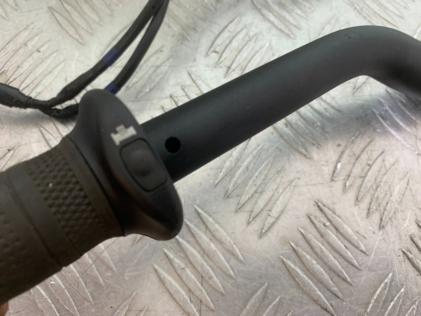 TRIUMPH TRIDENT 660 HANDLEBARS AND 1 X GRIP YEAR 2021-2024 (CMB1295)