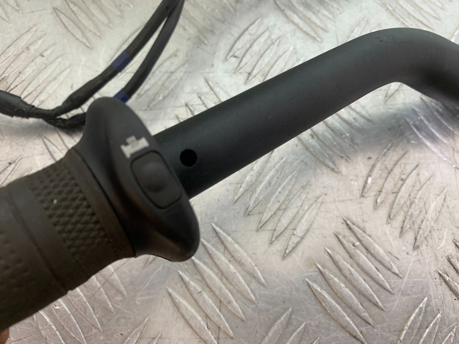 TRIUMPH TRIDENT 660 HANDLEBARS AND 1 X GRIP YEAR 2021-2024 (CMB1295)