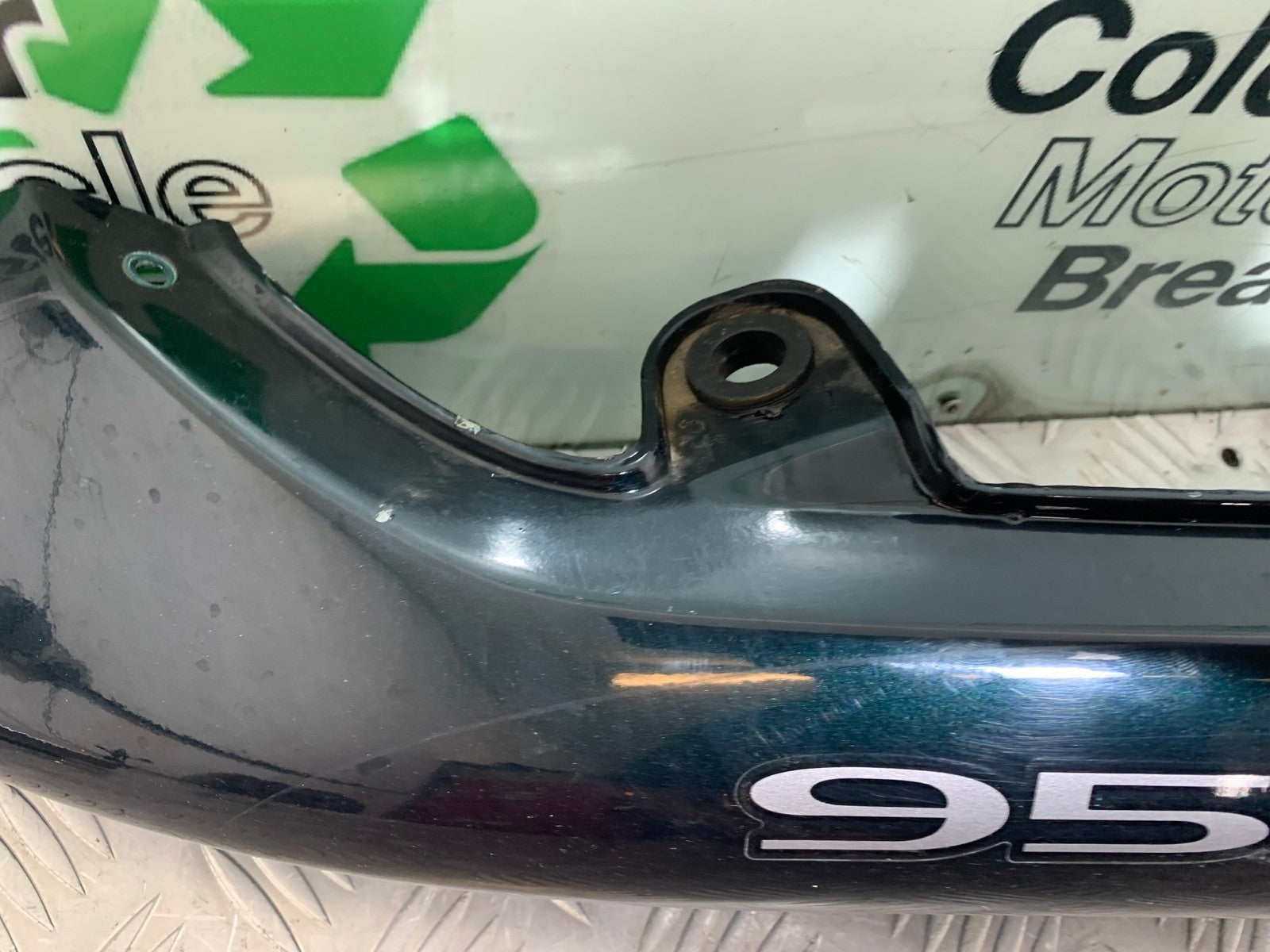 TRIUMPH 955i SPRINT ST RIGHT SEAT PANEL YEAR 1999-04 (CMB1230)