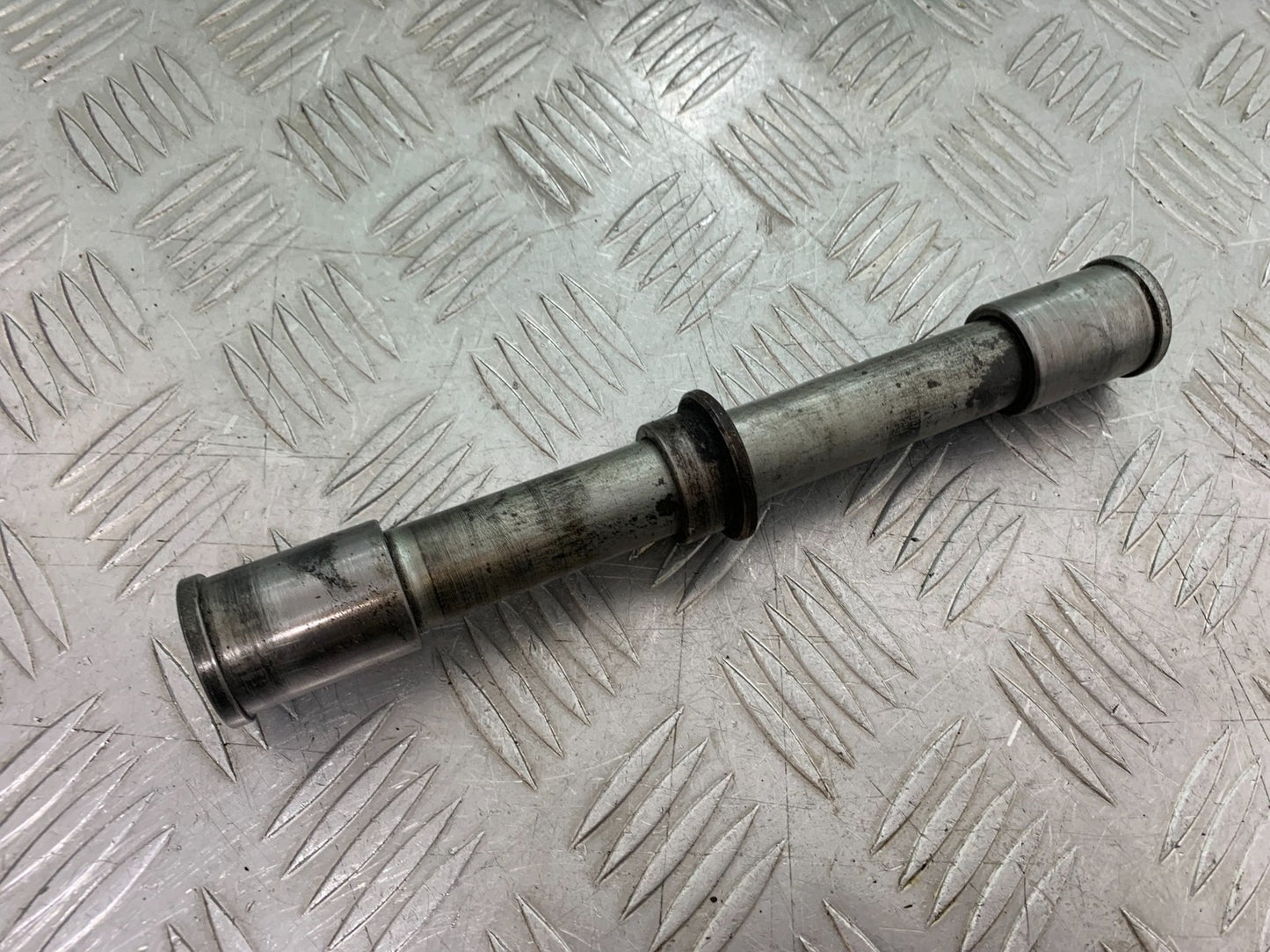 KAWASAKI ZZR1100 D FRONT WHEEL SPINDLE  YEAR 1993-2001 (CMB1189)