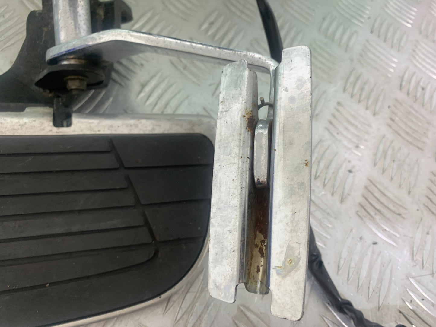HONDA VTX1300 S-6  RIGHT FOOTBOARD  YEAR 2004-09 (CMB1159)
