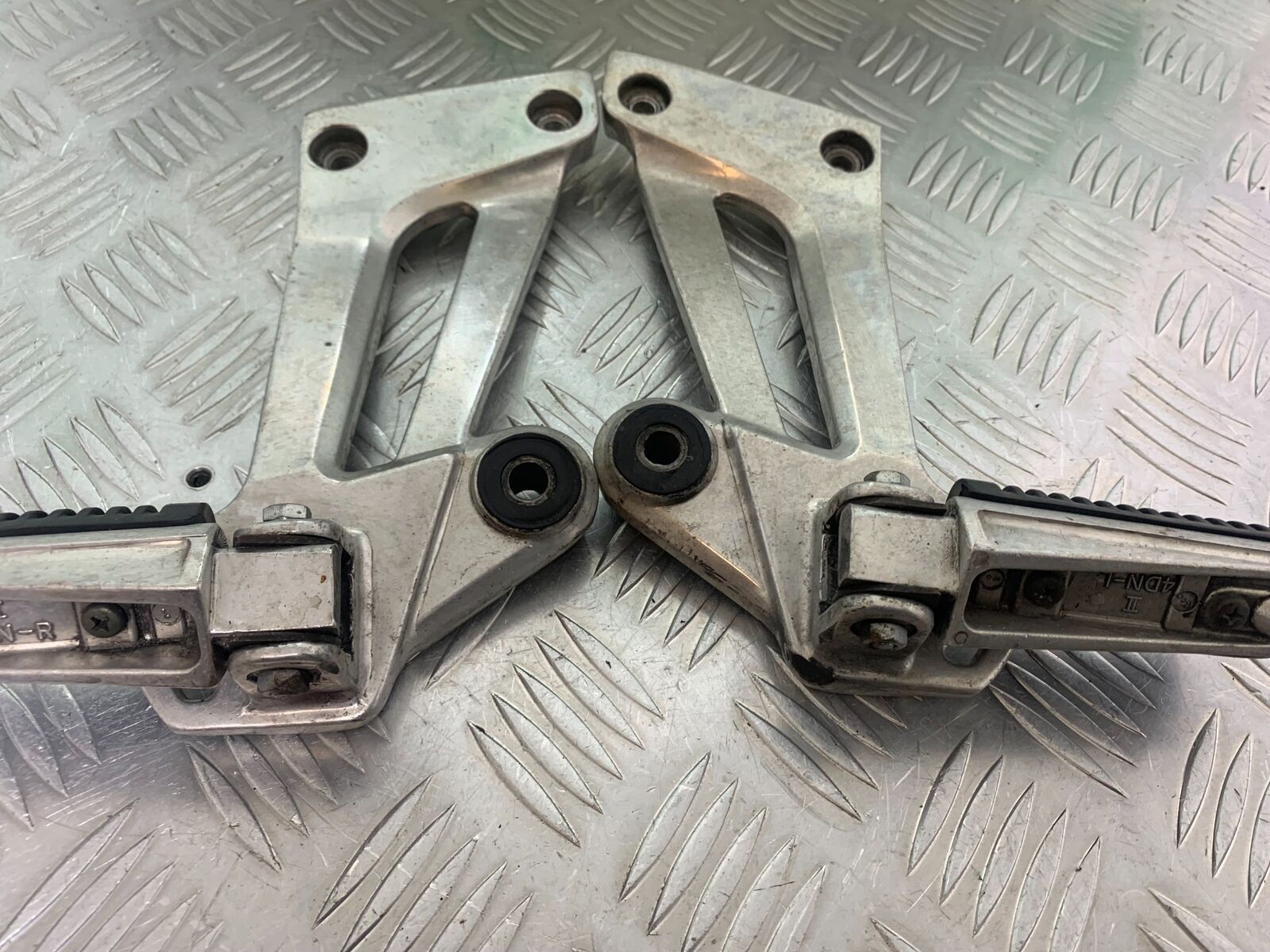YAMAHA XJR1300 XJR 1300 REAR HANGERS AND PEGS   YEAR 1999-2003 (CMB1055)