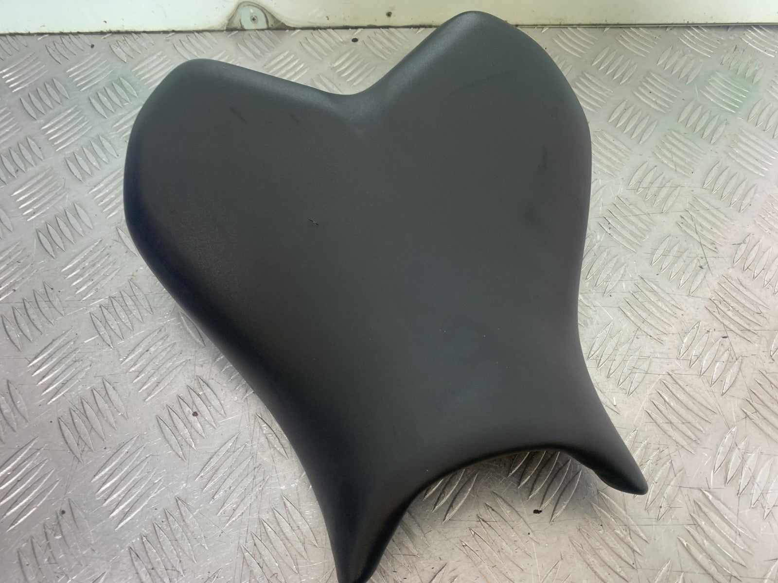 YAMAHA YZF R7 FRONT SEAT  YEAR 2022-2025 (CMB1255)