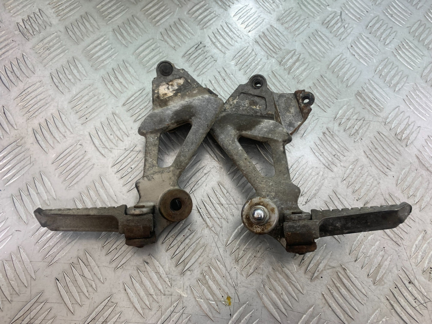 KAWASAKI ZZR1100 D REAR HANGERS AND PEGS   YEAR 1993-2001 (CMB1164)