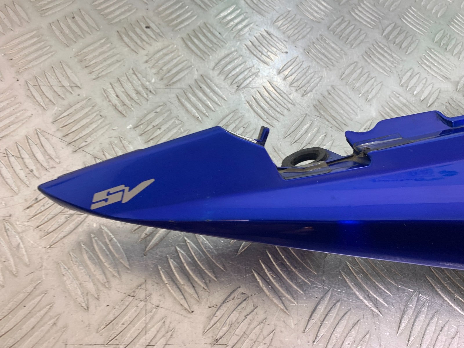 SUZUKI SV1000 SV 1000 RIGHT SEAT PANEL YEAR 2003-2007 (CMB1293)