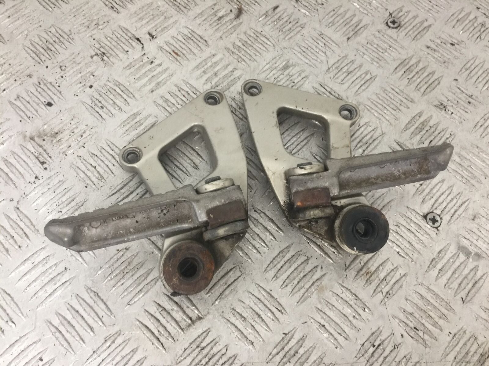 KAWASAKI ZZR600 ZZR 600 E REAR HANGERS AND PEGS YEAR 1994-05 (STOCK 876)