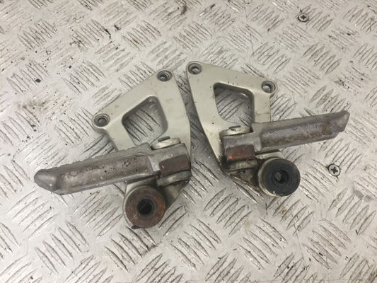 KAWASAKI ZZR600 ZZR 600 E REAR HANGERS AND PEGS YEAR 1994-05 (STOCK 876)