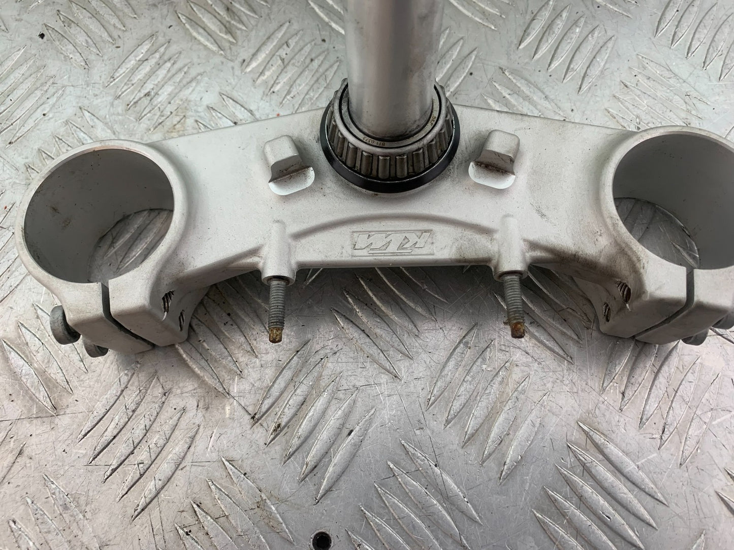 KTM 690 DUKE R LC4 BOTTOM YOKE YEAR 2012-2015  (CMB1180)