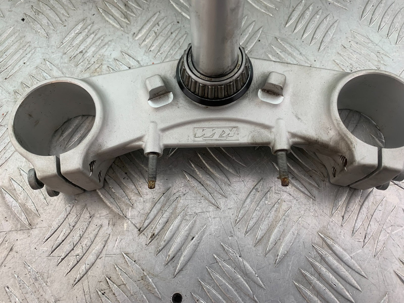 KTM 690 DUKE R LC4 BOTTOM YOKE YEAR 2012-2015  (CMB1180)