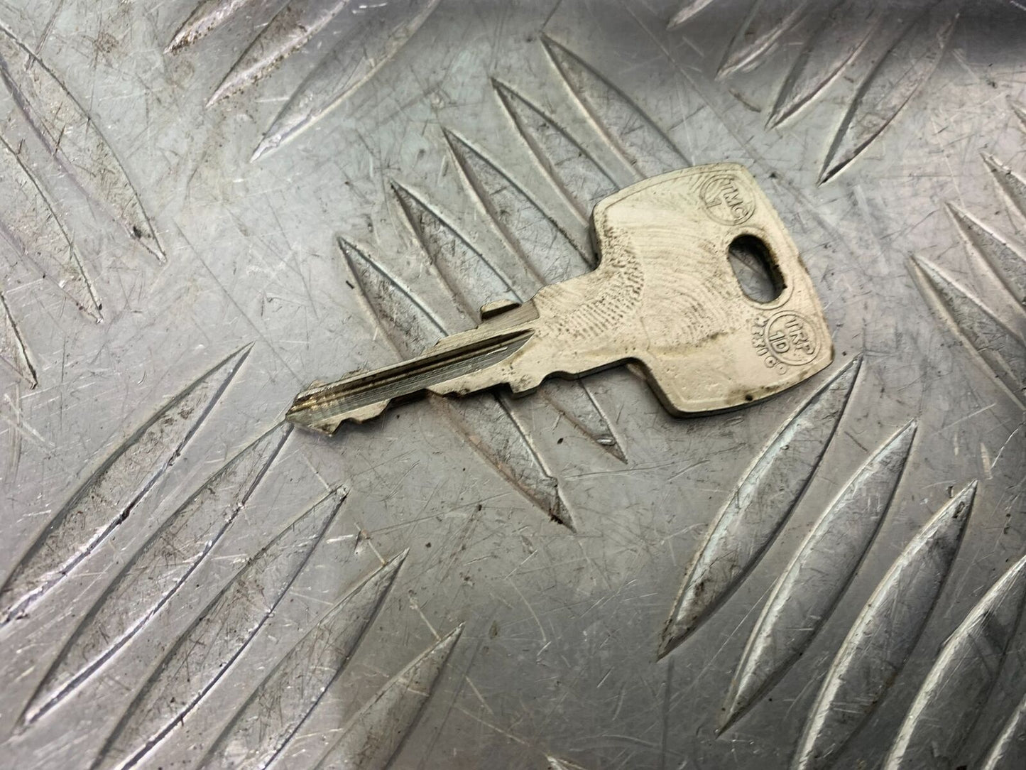 TRIUMPH 955i SPRINT ST LOCKS AND KEY  YEAR 1999-2004 (CMB1124)