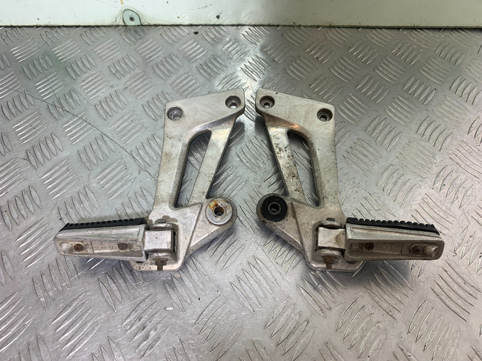 YAMAHA XJR1300 XJR 1300 REAR HANGERS AND PEGS  YEAR  1999-2003 (CMB1119)