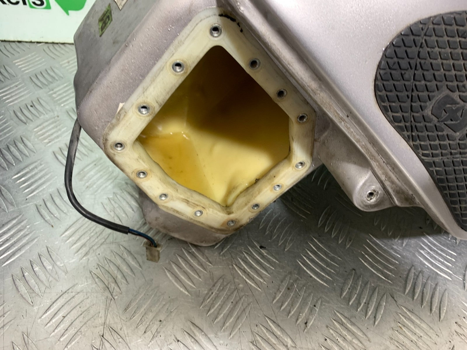 TRIUMPH 955i DAYTONA PETROL TANK  YEAR 2002-2006 (CMB1229)