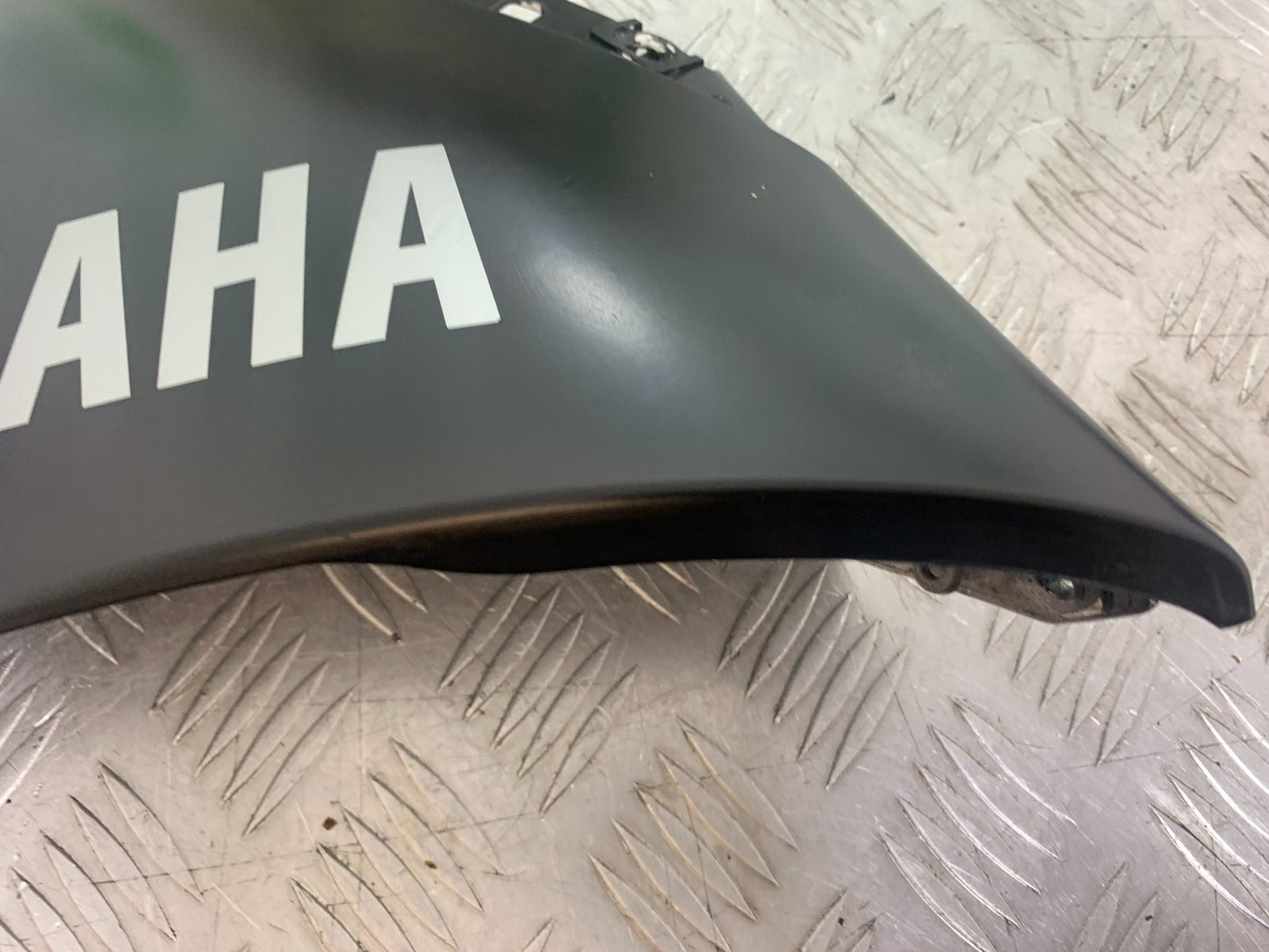 YAMAHA YZF R1 14 B BIG BANG RIGHT LOWER FAIRING PANEL   2009-14 (CMB1175)