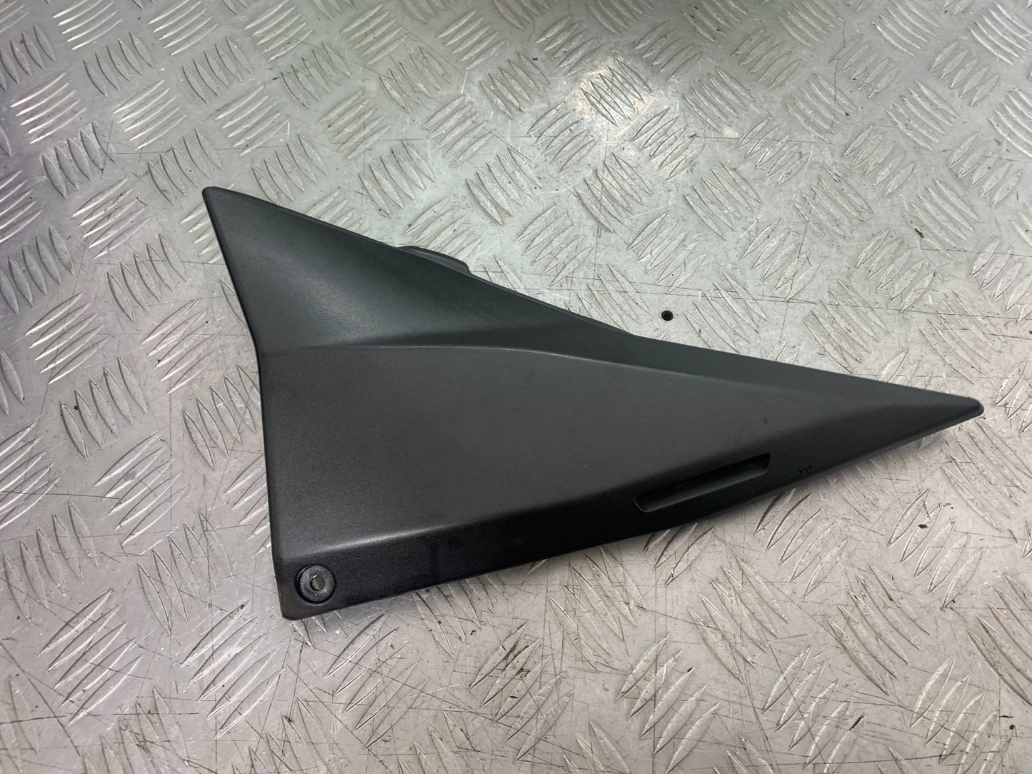 KAWASAKI Z750 Z 750 LEFT SEAT PANEL  YEAR 2004-2006  (CMB1234)